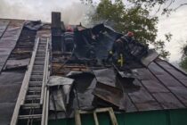 Acoperișul unei case din Dragomirești a ars din cauza unui coș de fum