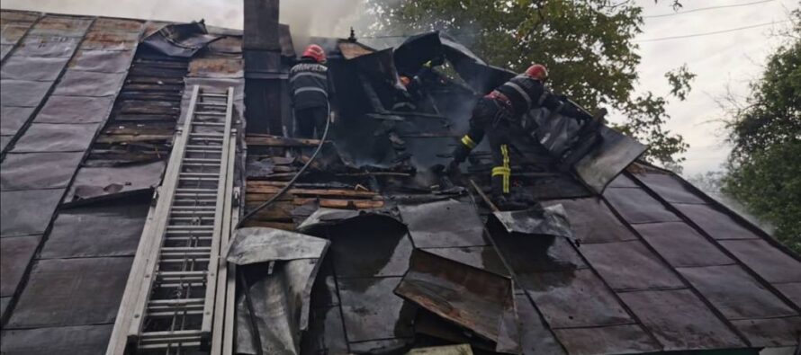 Acoperișul unei case din Dragomirești a ars din cauza unui coș de fum