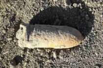 Proiectil neexplodat descoperit pe un teren agricol din Roman
