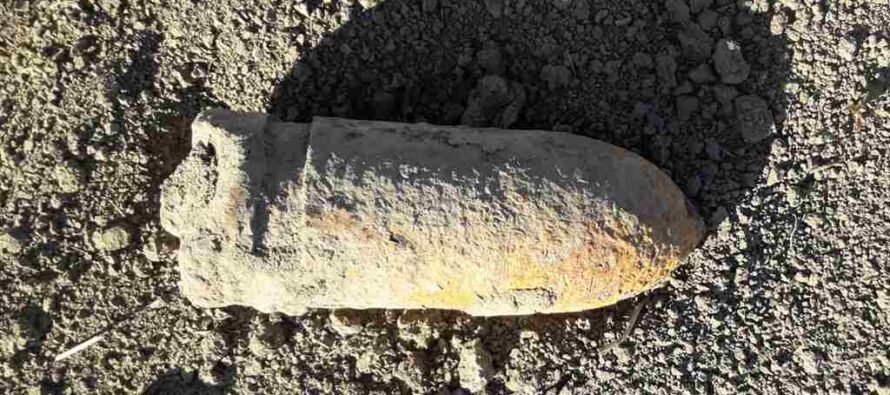 Proiectil neexplodat descoperit pe un teren agricol din Roman