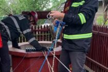 O femeie de 70 de ani și-a pierdut viața după ce a căzut într-o fântână