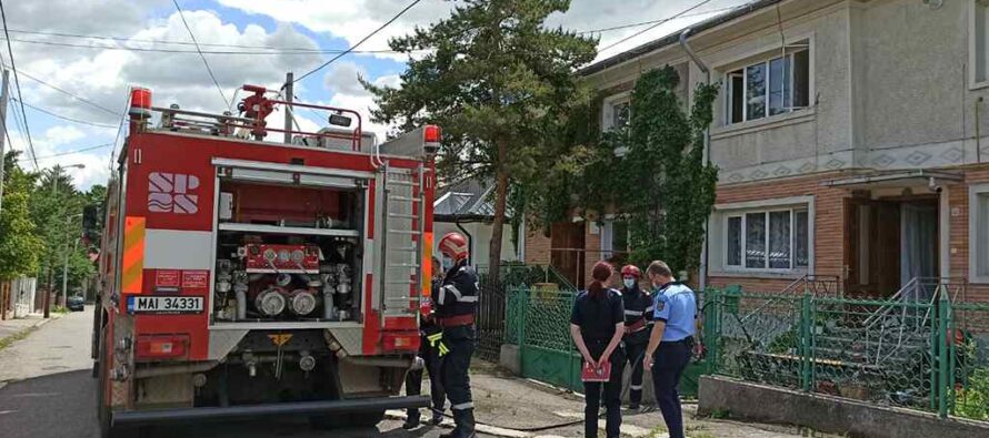 Incendiu provocat de un scurtcircuit electric la o locuință din Roman