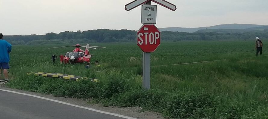 Un autoturism a fost lovit de un tren în comuna Sagna. 2 persoane au rămas încarcerate.