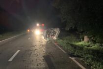 Un tânăr și-a pierdut viața după ce s-a izbit cu autoturismul într-un copac