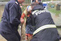 Zeci de gospodării inundate în județul Neamț. O femeie a fost evacuată din casă.