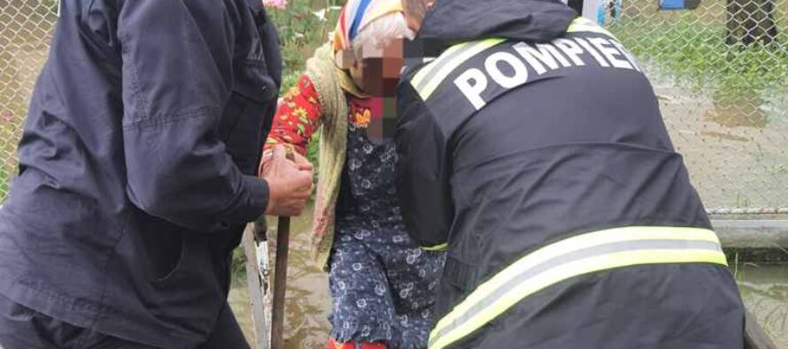 Zeci de gospodării inundate în județul Neamț. O femeie a fost evacuată din casă.