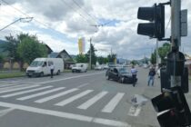 A adormit la volan și s-a izbit de un semafor și un stâlp