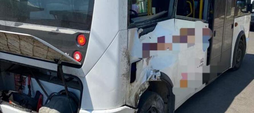 Accident rutier cu victimă între un autoturism și un microbuz, în municipiul Roman