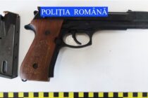 Arme letale descoperite la domiciliul unor infractori din Roman