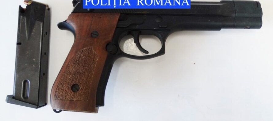 Arme letale descoperite la domiciliul unor infractori din Roman