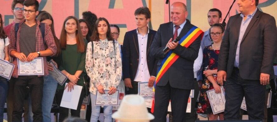 Elevi nemțeni cu rezultate deosebite premiați de municipalitatea pietreană
