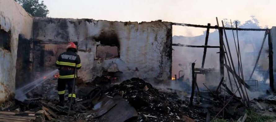 Incendiu extins la o anexă gospodărească și un adăpost de animale, în comuna Pâncești