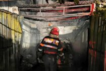 Un autoturism și garajul unde era parcat au ars din cauza unui scurtcircuit electric