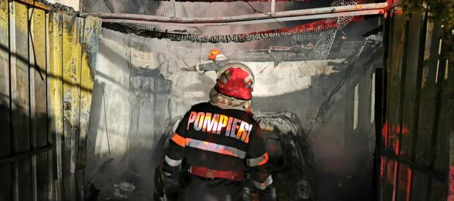 Un autoturism și garajul unde era parcat au ars din cauza unui scurtcircuit electric