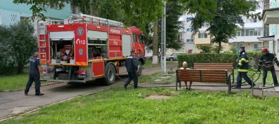 O mașină de spălat haine, dintr-o locuință din Roman, a luat foc din cauza unui scurtcircuit