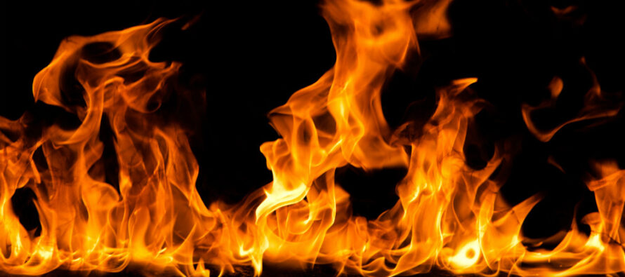 Și-a stropit copilul și lucrurile din casă cu o substanță inflamabilă și le-a dat foc