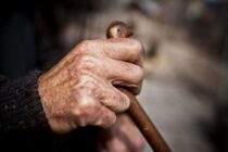 Un bătrân de 79 de ani și-a amenințat cu moartea soția de 81 de ani