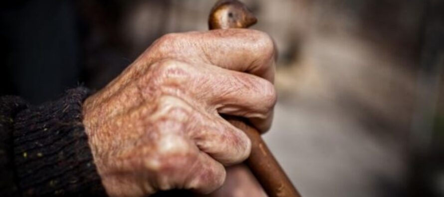 Un bătrân de 79 de ani și-a amenințat cu moartea soția de 81 de ani