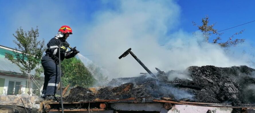 Incendiu puternic la un adăpost de animale din comuna Dochia