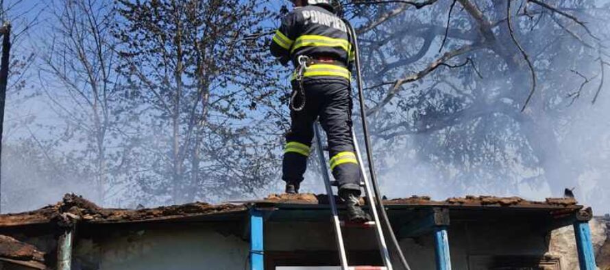 O casă din comuna Ștefan cel Mare a fost mistuită de flăcări