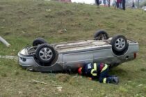 Două persoane accidentate după ce s-au răsturnat cu autoturismul în afara carosabilului