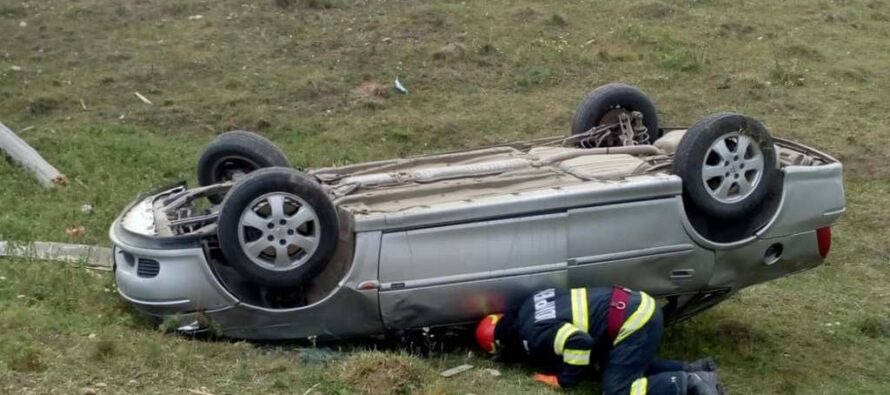 Două persoane accidentate după ce s-au răsturnat cu autoturismul în afara carosabilului