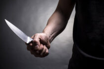 Bărbat din Dulcești reținut după ce a atacat cu un cuțit doi consăteni