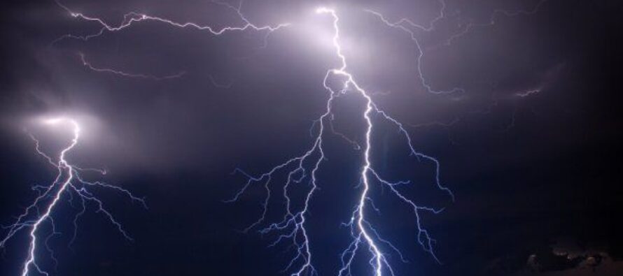 O casă a fost lovită de trăsnet la Bârgăuani