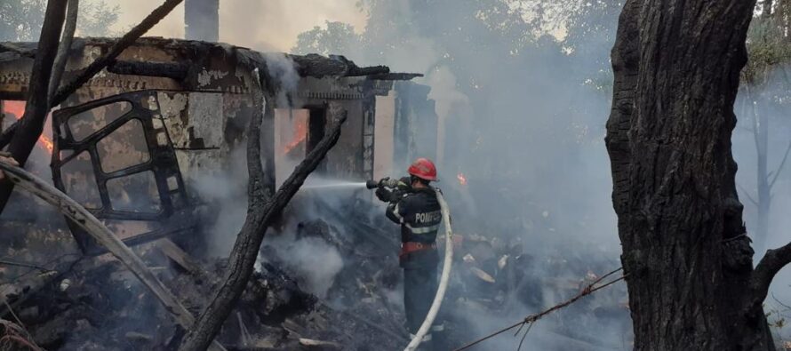 Incendiu puternic la o locuință din Dulcești provocat de un coș de fum