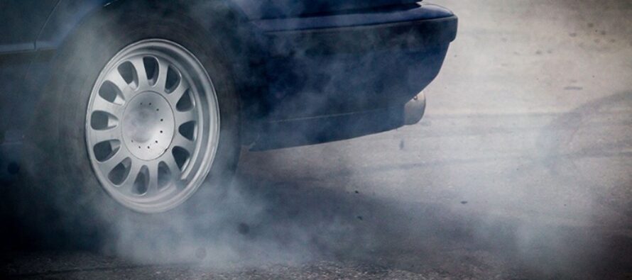 Doi tineri inconștienți s-au luat la întrecere cu mașinile pe o stradă din Roman