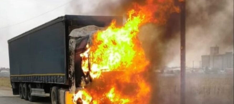 Un TIR a luat foc din cauza unui scurtcircuit