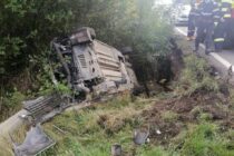 Un autoturism cu 2 persoane s-a răsturnat lângă comuna Dobreni