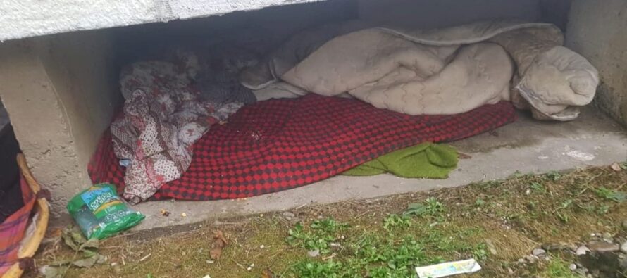 Persoane fără locuință ”adunate” de polițiștii locali din adăposturile improvizate în Piatra Neamț