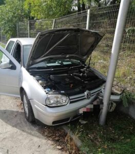 autoturism intrat in stalp RAR