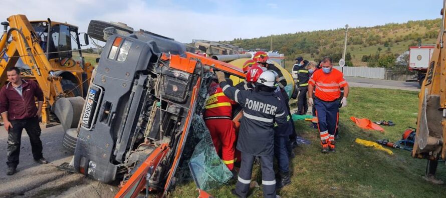 O cisternă cu ciment s-a răsturnat într-un șanț la Tazlău