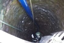 Bărbat căzut într-o fântână adâncă de 15 metri, salvat de pompierii nemțeni.