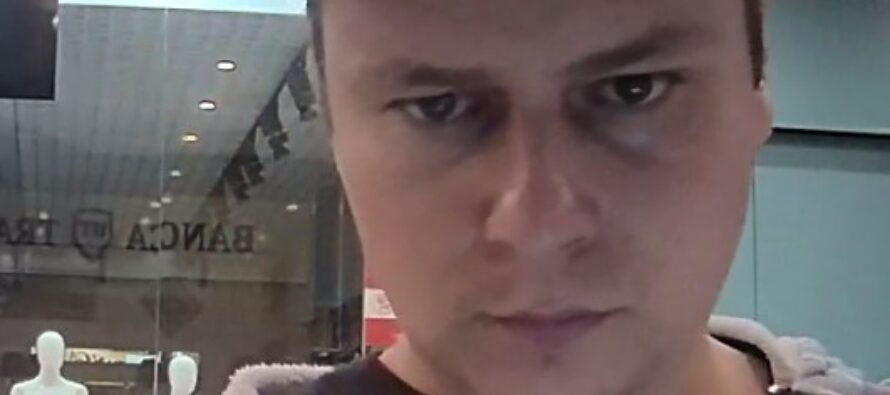 A scos bani din bancomat de pe cardul unei femei și este căutat de polițiști