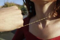 Tânăr din Piatra Neamț reținut de polițiști după ce a tâlhărit o femeie