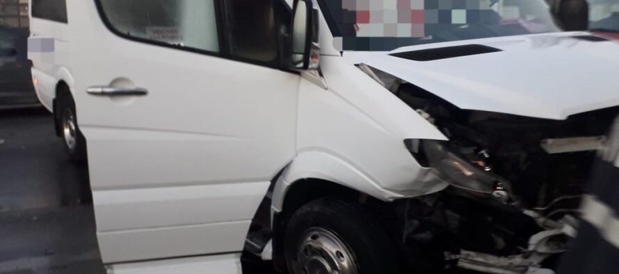 Accident cu 4 victime între un autoturism și un microbuz la Roman