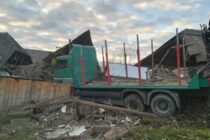 În urma unei coliziuni cu un autoturism, un TIR a intrat într-o locuință. O adolescentă a fost prinsă sub dărâmături.