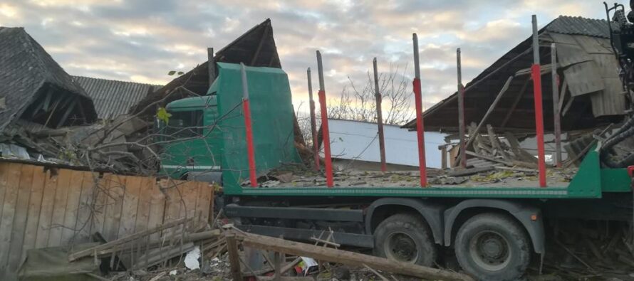 În urma unei coliziuni cu un autoturism, un TIR a intrat într-o locuință. O adolescentă a fost prinsă sub dărâmături.