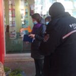batrana ajutata de politistii locali (1)