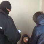 batrana ajutata de politistii locali (2)