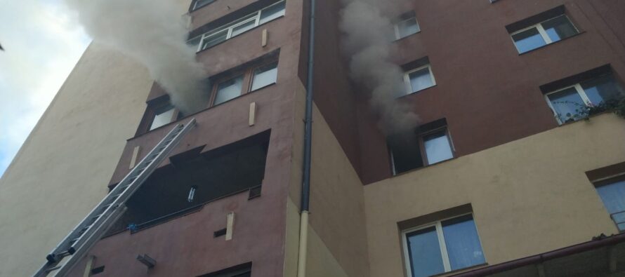 Incendiu provocat de niște copii într-o bloc din Piatra Neamț, 20 de persoane s-au autoevacuat