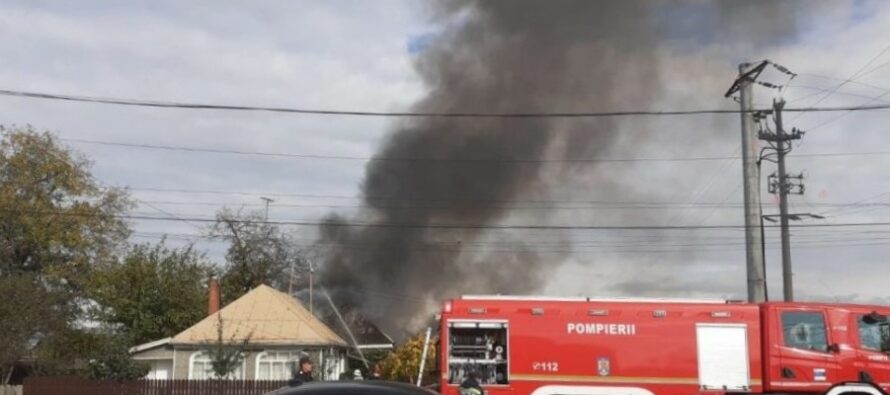 Incendiu puternic la o locuință din Dumbrava Roșie, 3 anexe au ars în totalitate