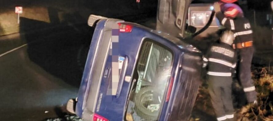 Un autoturism cu 2 persoane s-a răsturnat la Turturești