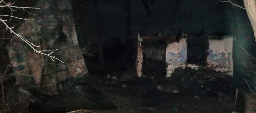 O locuință din comuna Ghigoiești a fost mistuită de flăcări din cauza unei lumânări aprinse