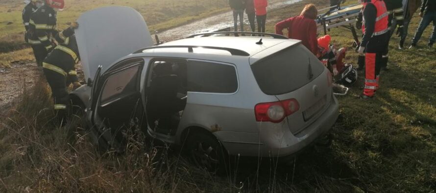 Un autoturism s-a izbit violent de un podeț, o femeie s-a aflat la un pas de moarte