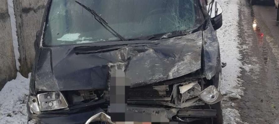 Accident rutier între un autoturism și autoutilitară în localitatea Izvoare