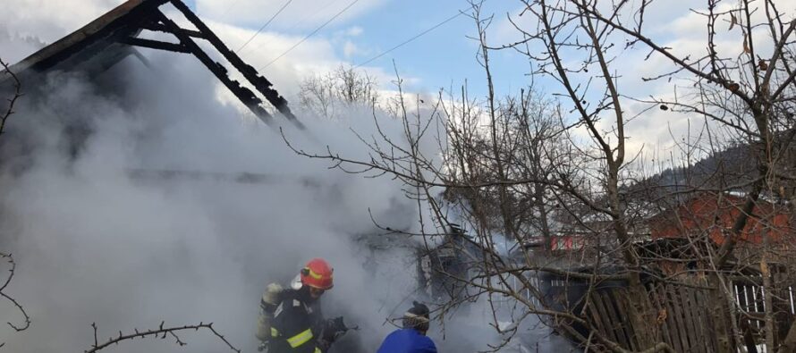 ACUM: bărbat găsit carbonizat în locuință. Pompierii încearcă să oprească flăcările.
